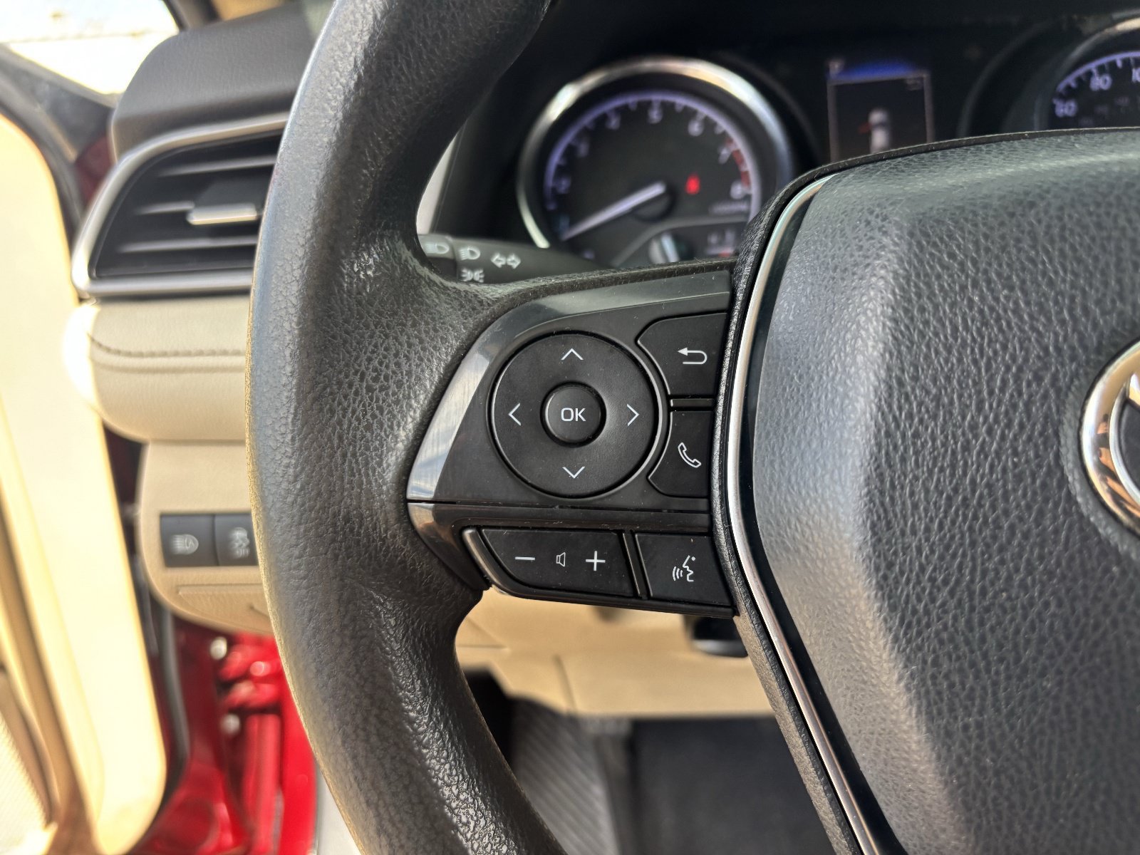 Used 2019 Toyota Camry LE w/ Carpet Mat Package FWD image 27