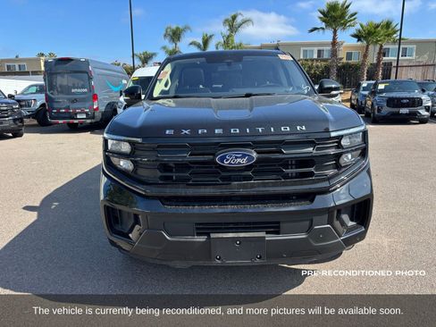 Used 2025 Ford Expedition Active RWD image 2