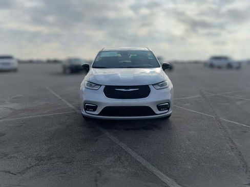 New 2026 Chrysler Pacifica Select image 2