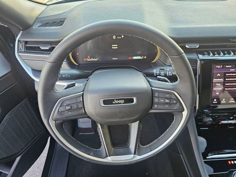 Used 2025 Jeep Grand Cherokee Altitude image 19