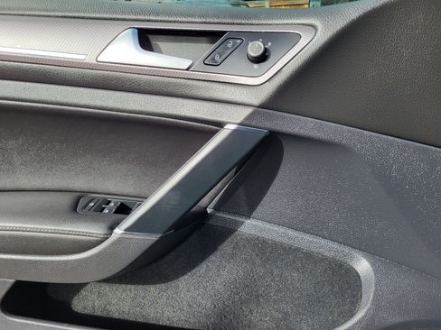 Used 2018 Volkswagen Golf Alltrack S image 6