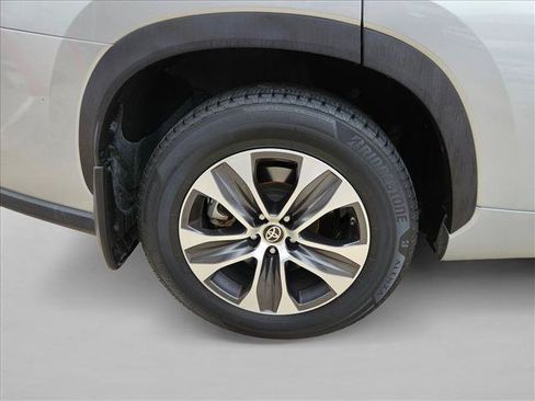 Used 2022 Toyota Highlander XLE AWD/4WD image 20
