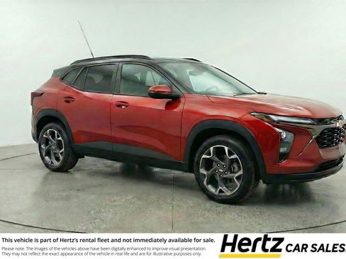 Used 2025 Chevrolet Trax LT FWD image 1