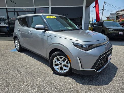 Used 2024 Kia Soul LX w/ Option Group 015 FWD image 2