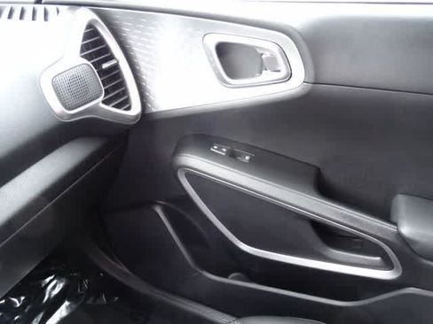 Used 2025 Kia Soul LX w/ LX Technology Package FWD image 28