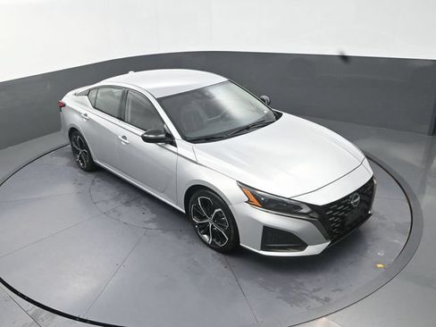 Used 2024 Nissan Altima 2.5 SR FWD image 23