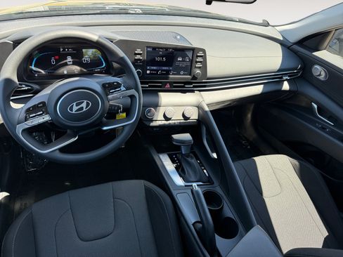 Certified 2026 Hyundai Elantra SE FWD image 15