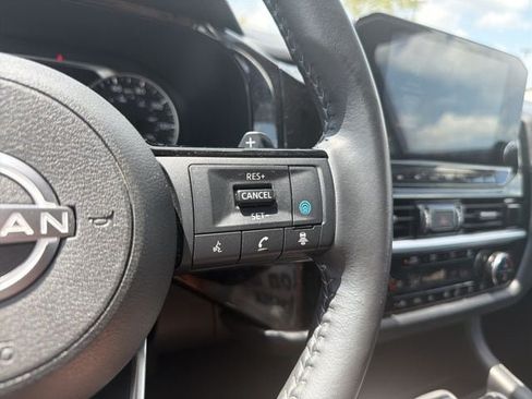 Used 2025 Nissan Pathfinder SL AWD/4WD image 32