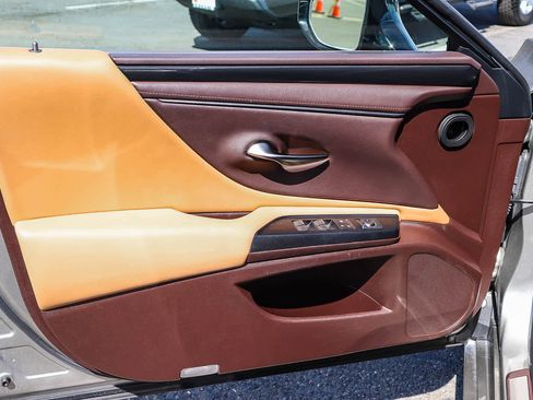 Used 2021 Lexus ES 300h w/ Accessory Package 2 image 26