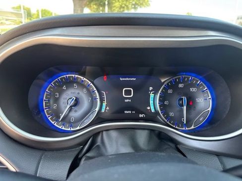 Used 2024 Chrysler Pacifica Touring-L FWD image 17