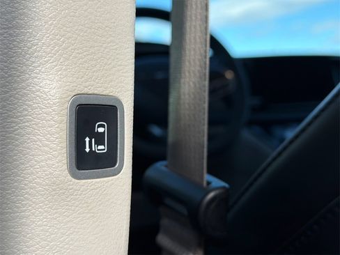 Used 2023 Chrysler Pacifica Touring-L image 19