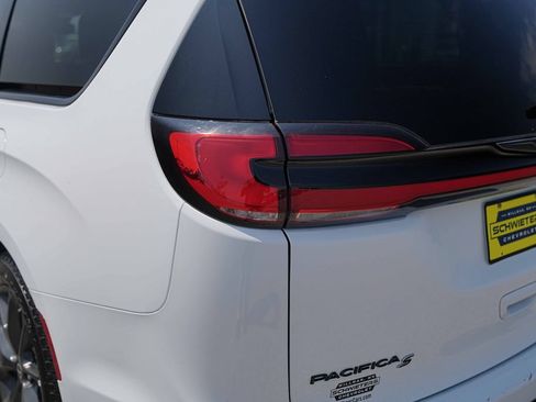 Used 2025 Chrysler Pacifica Limited FWD image 9