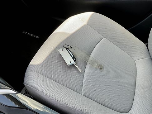 Used 2021 Toyota Corolla LE w/ Carpet Mat Package (TMS) FWD image 32