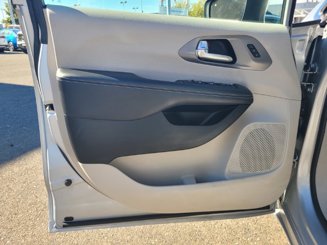 Used 2023 Chrysler Pacifica Touring-L FWD image 18