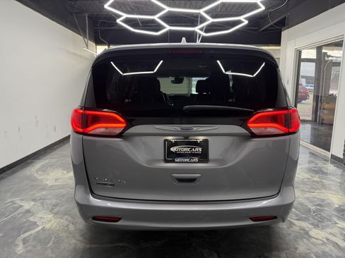 Used 2018 Chrysler Pacifica Touring-L w/ Advanced Safetytec Group FWD image 4