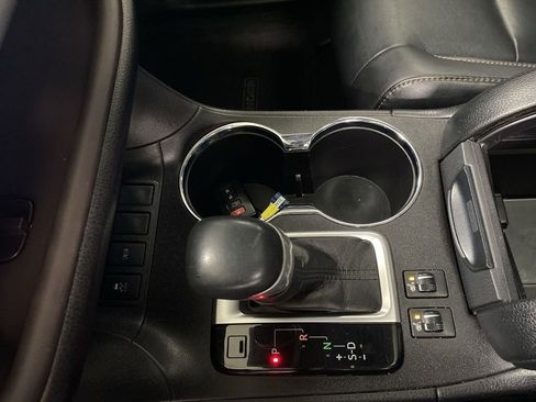 Used 2019 Toyota Highlander XLE FWD image 23