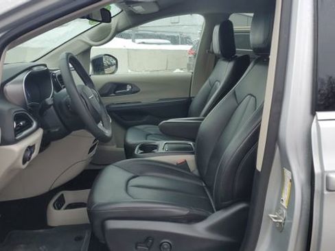 Certified 2024 Chrysler Pacifica Touring-L image 5