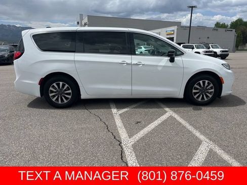 Used 2024 Chrysler Pacifica Limited FWD image 2