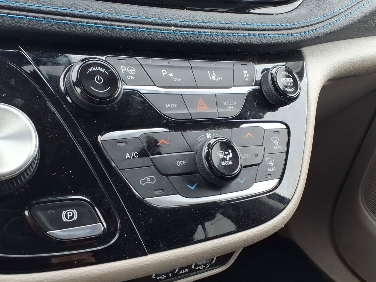 Used 2021 Chrysler Pacifica Touring-L FWD image 11