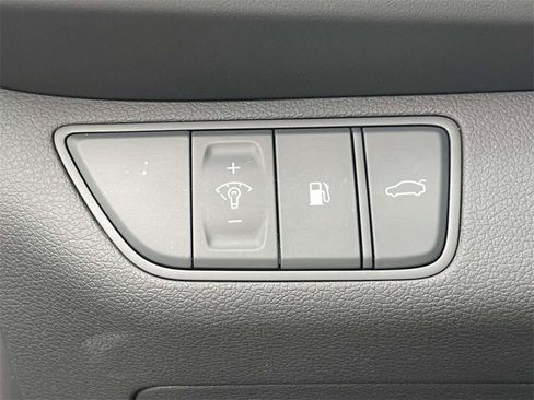 Certified 2025 Genesis G70 2.5T image 18