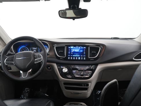 Used 2017 Chrysler Pacifica Touring-L FWD image 14