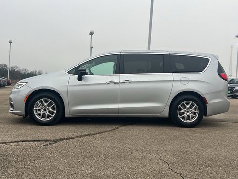 Used 2024 Chrysler Pacifica Touring-L image 8