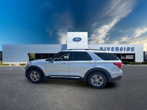 Used 2023 Ford Explorer XLT w/ Equipment Group 202A RWD image 6