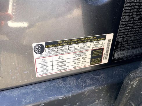 Used 2018 Land Rover Range Rover Velar R-Dynamic SE image 37