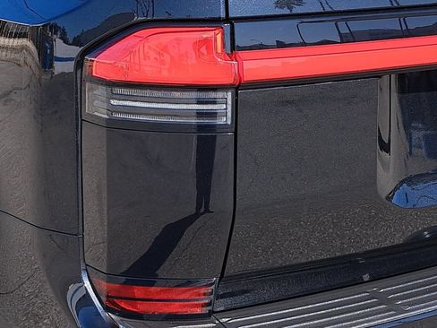 Used 2024 Lexus GX 550 w/ Accessory Package (31) AWD/4WD image 38