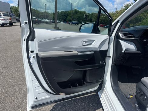 Used 2025 Toyota Sienna XLE FWD image 35