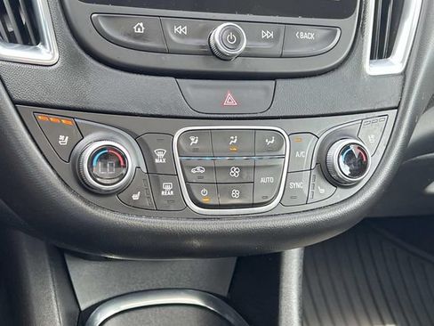 Used 2018 Chevrolet Malibu Premier w/ Premier Sun and Wheel Package FWD image 23