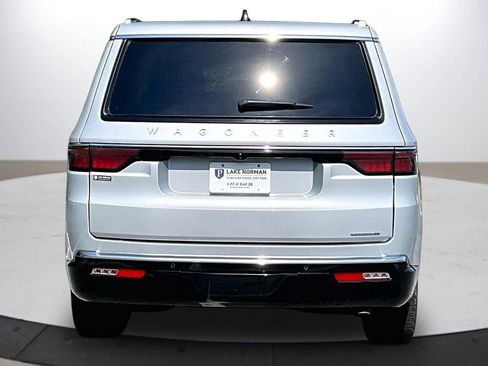 Certified 2024 Jeep Wagoneer Series II w/ Flexible Seating Group AWD/4WD image 7