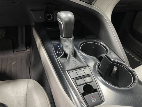 Used 2020 Toyota Camry SE w/ Sunroof Package FWD image 12