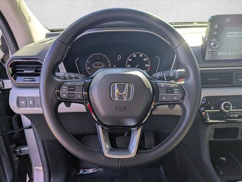Used 2025 Honda Pilot Touring image 11