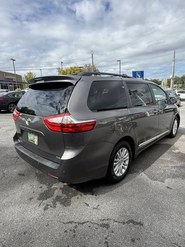 Used 2015 Toyota Sienna XLE w/ XLE Navigation Package FWD image 4