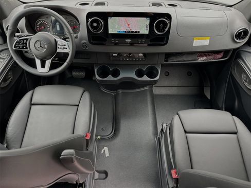 Used 2024 Mercedes-Benz Sprinter 2500 image 13