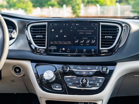 Used 2024 Chrysler Pacifica Touring-L image 30