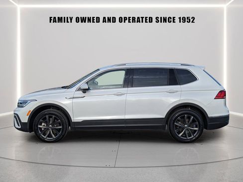 Certified 2023 Volkswagen Tiguan SE w/ Panoramic Sunroof Package image 3