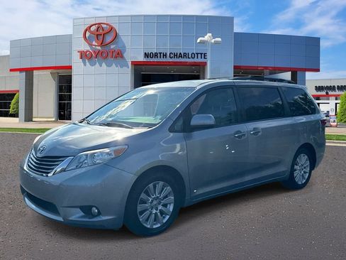 Used 2015 Toyota Sienna XLE AWD/4WD image 3