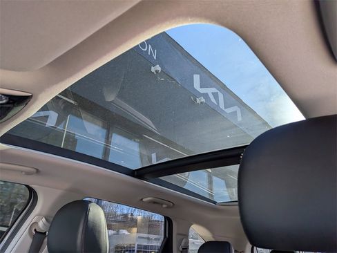 Certified 2022 Kia Sorento SX image 22