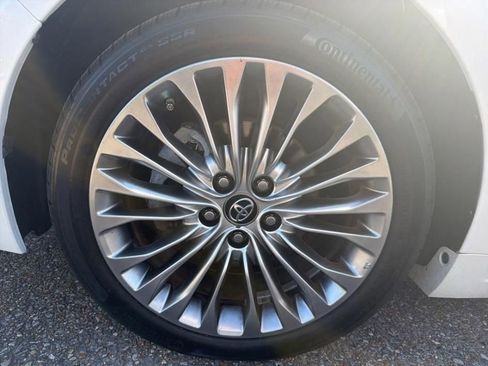 Used 2017 Toyota Avalon Limited image 25