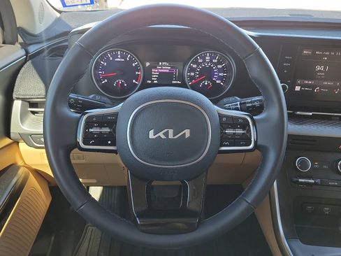 Used 2024 Kia Carnival LX image 19