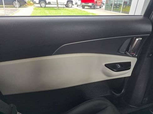 Used 2022 Kia Carnival LX FWD image 17