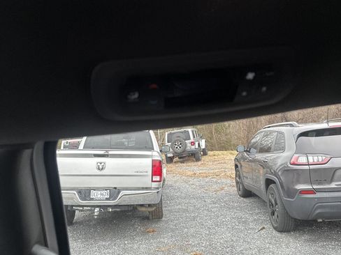 Used 2025 Chrysler Pacifica Select image 15