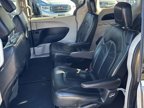 Used 2017 Chrysler Pacifica Touring-L image 22