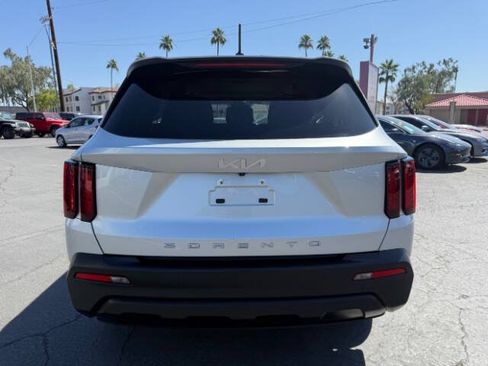 Used 2022 Kia Sorento LX FWD image 4