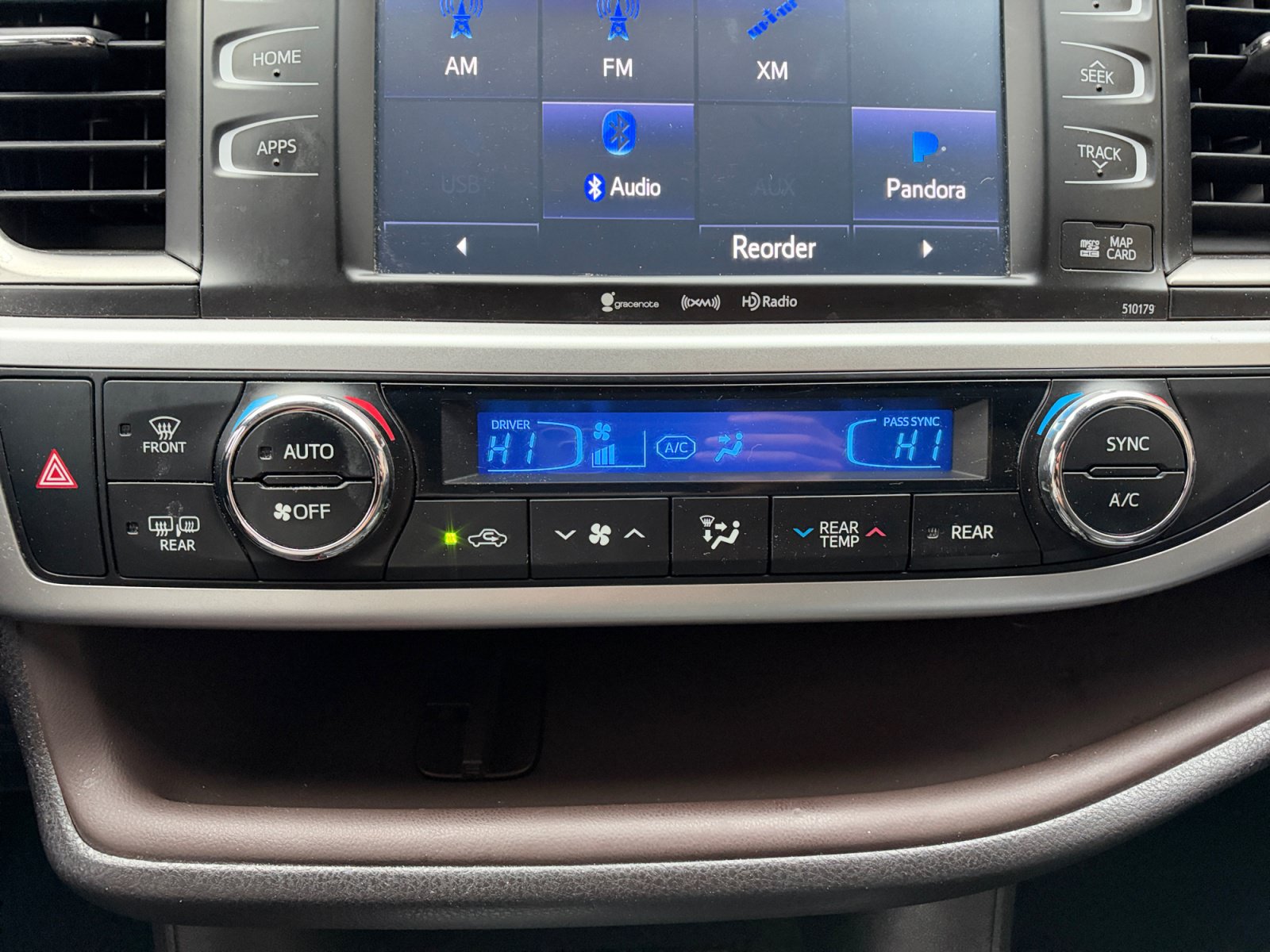 Used 2018 Toyota Highlander XLE w/ Carpet Mat Package (TMS) FWD image 11