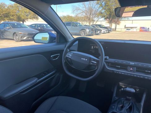 Used 2025 Kia K4 LXS image 37
