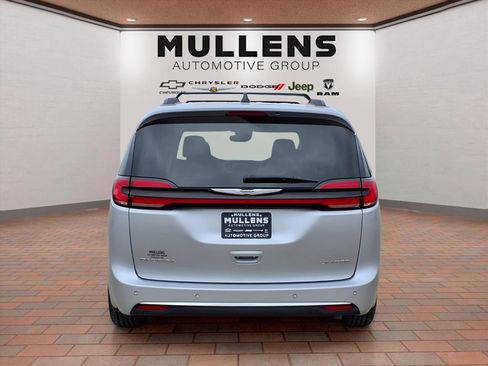 Used 2023 Chrysler Pacifica Limited FWD image 6