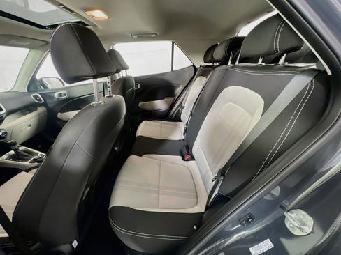 Used 2023 Hyundai Venue SEL image 23